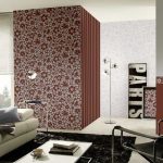 coller la garde-robe dans le papier peint de la chambre