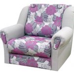 Fauteuil-lit à fleurs violettes