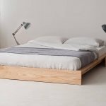 Lit avec matelas sur le sol