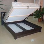 cama com mecanismo de elevação para uma sala grande