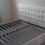 Lits en similicuir avec mécanisme de levage