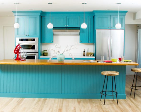 Ensemble de cuisine turquoise en combinaison avec des murs et un sol clairs