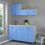Dans une petite cuisine, ce sont les meubles de couleur pastel qui sont les plus pertinents.