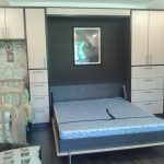 Échantillons de meubles avec un lit pliant