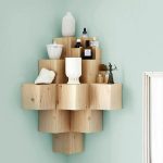La version originale d'une petite étagère d'angle en bois