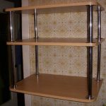 Etagère murale au linteau chromé
