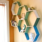 Plateau en nid d'abeille sur le mur
