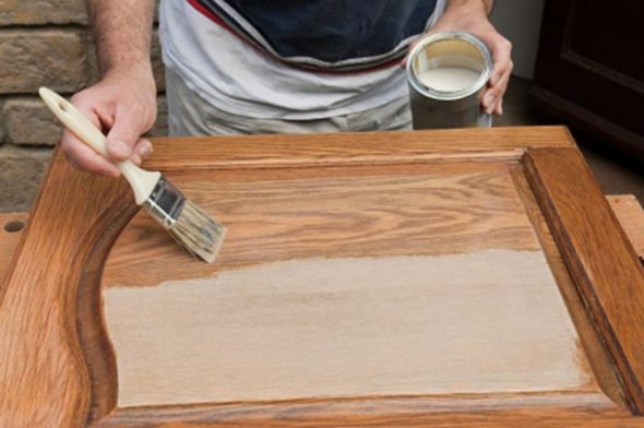 Meubles de peinture de restauration faites-le vous-même