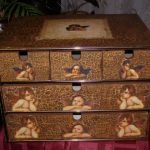 La peinture est une manière très originale de restaurer des meubles.