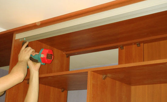 Assemblage de la porte du placard bricolage