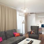 Canapé gris à l'intérieur d'un petit salon