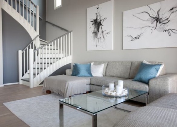 Canapé gris à l'intérieur