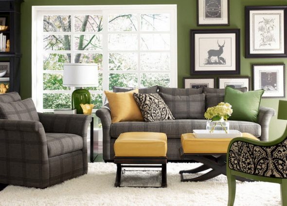 Canapé gris dans un intérieur lumineux
