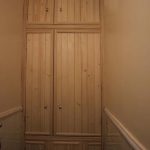Grande armoire dans les toilettes