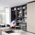 Lit armoire gris foncé avec une table