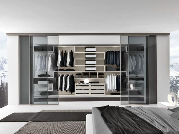 Armoire coulissante pour une chambre