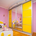 Armoire coulissante à commander en chambre de bébé de couleur jaune