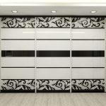 Armoire coulissante en verre peint et motifs