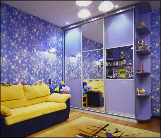 Armoire coulissante dans la crèche pour un garçon