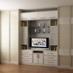 Armoire coulissante dans le salon avec meuble télé