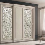 Armoire dans la chambre dans un style classique