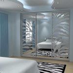 Armoire coulissante dans une chambre à coucher avec miroirs