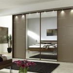 Armoire coulissante dans une chambre avec un miroir