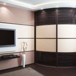 La garde-robe dans le salon est magnifique