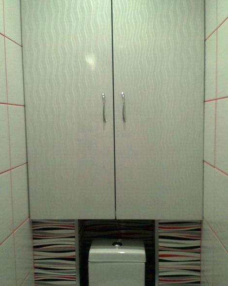 Armoire dans les toilettes