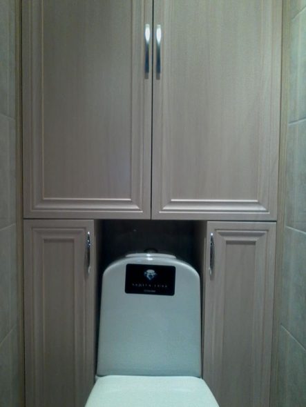 Armoire dans les toilettes en MDF