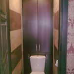 Placard dans les toilettes