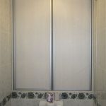 Toilettes placard derrière les toilettes