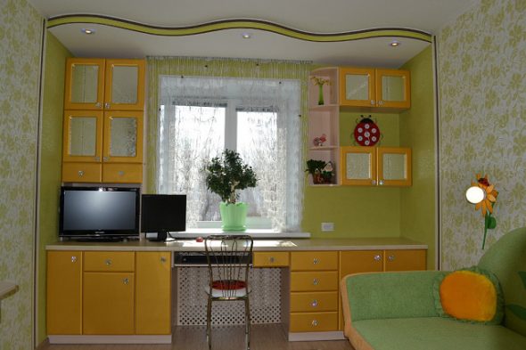 Une armoire autour de la fenêtre permet de gagner de la place.