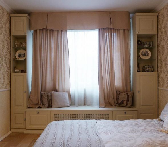 Armoire autour de la fenêtre dans la chambre