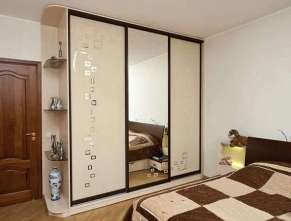 Armoires coulissantes sur commande avec miroirs dans la chambre