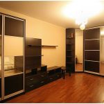 Penderies coulissantes dans un salon - fabrication sur commande