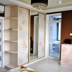 Armoires dans la chambre d'une couleur douce