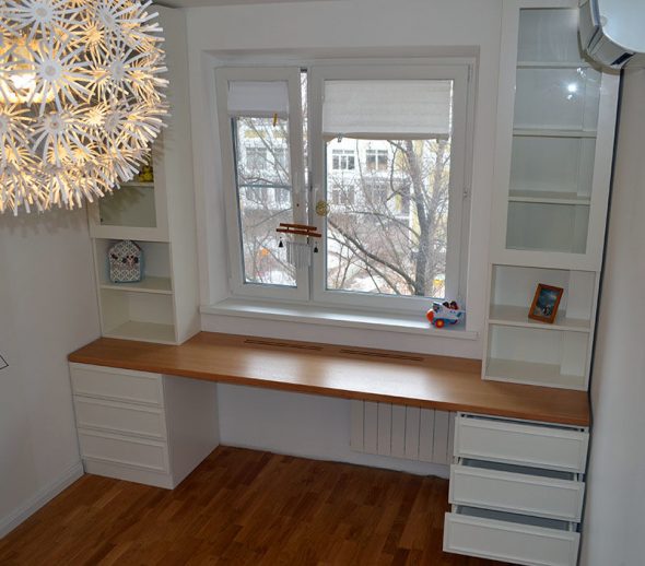 Table et armoire autour de la fenêtre