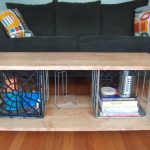 Une table de planches et de tiroirs