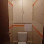 Toilette avec garde-robe intégrée