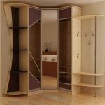 Armoire d'angle dans le couloir
