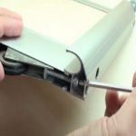 Installation et ajustement des portes d'une armoire coulissante