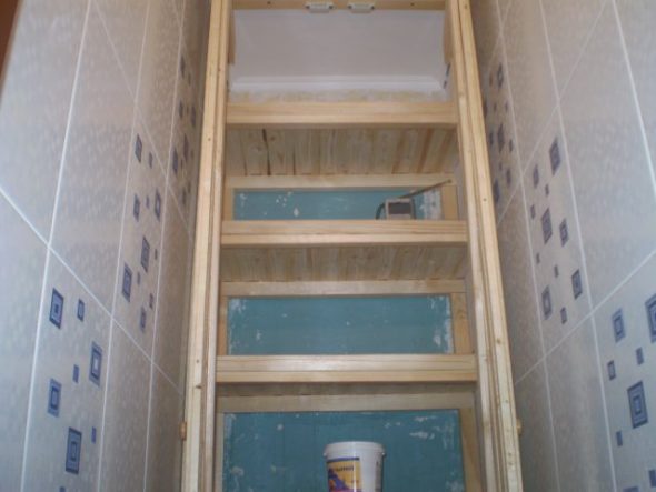 Installé dans une niche du cadre des planches