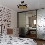 Placard avec un miroir dans la chambre