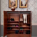 boîte à chaussures fermée dans le couloir