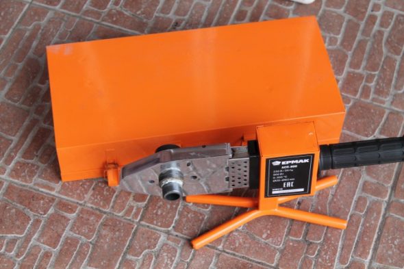 appareil pour tuyaux en plastique