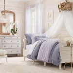 auvent dans la chambre pour une fille