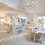 auvent dans la chambre lumineuse