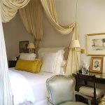 auvent sur le lit