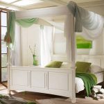 auvent sur le lit blanc-vert